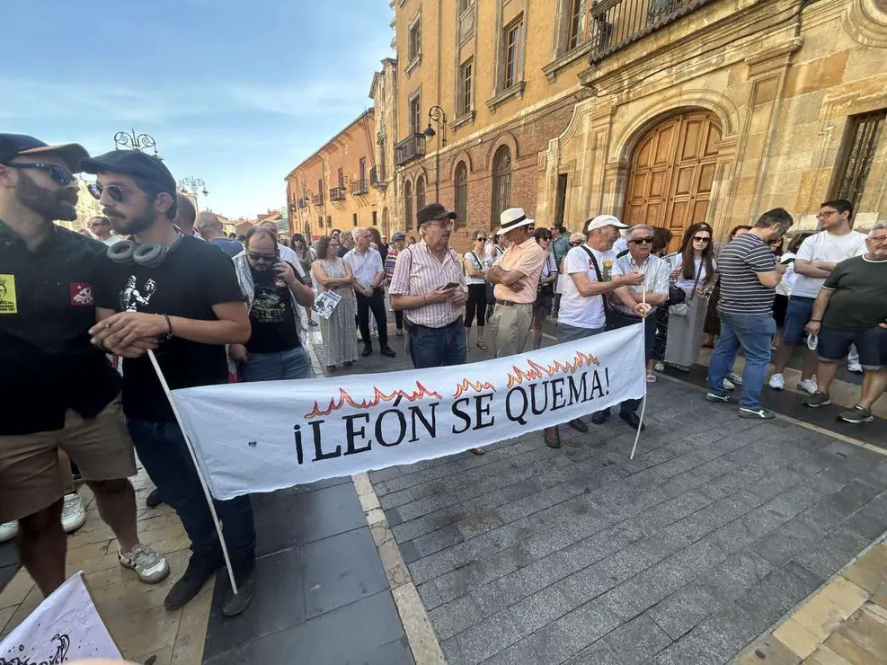 Fotograf&iacute;as de la manifestaci&oacute;n en Le&oacute;n contra la gesti&oacute;n de los incendios. Im&aacute;genes: Hugo Garc&iacute;a Gonz&aacute;lez | Le&oacute;n 24 Horas