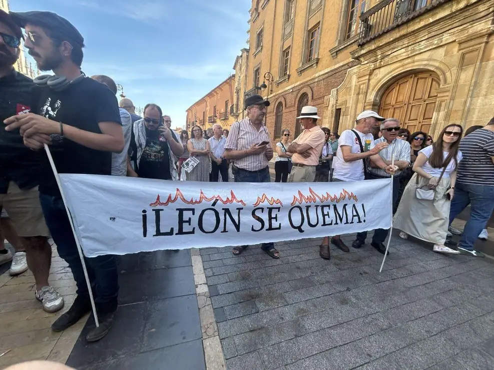 Fotograf&iacute;as de la manifestaci&oacute;n en Le&oacute;n contra la gesti&oacute;n de los incendios. Im&aacute;genes: Hugo Garc&iacute;a Gonz&aacute;lez | Le&oacute;n 24 Horas