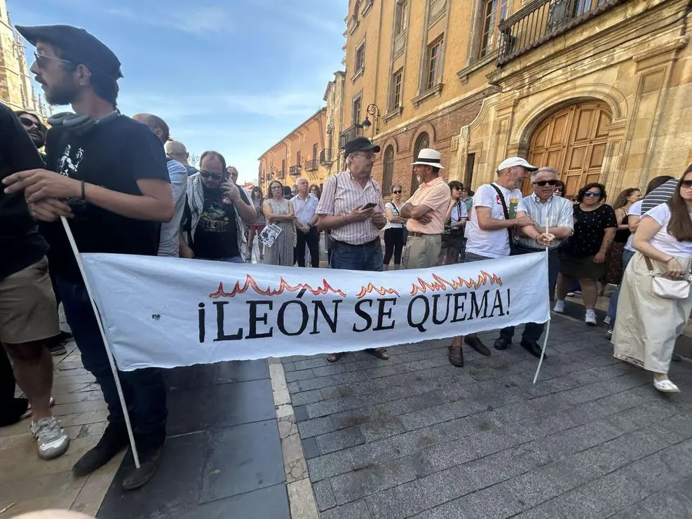 Fotograf&iacute;as de la manifestaci&oacute;n en Le&oacute;n contra la gesti&oacute;n de los incendios. Im&aacute;genes: Hugo Garc&iacute;a Gonz&aacute;lez | Le&oacute;n 24 Horas