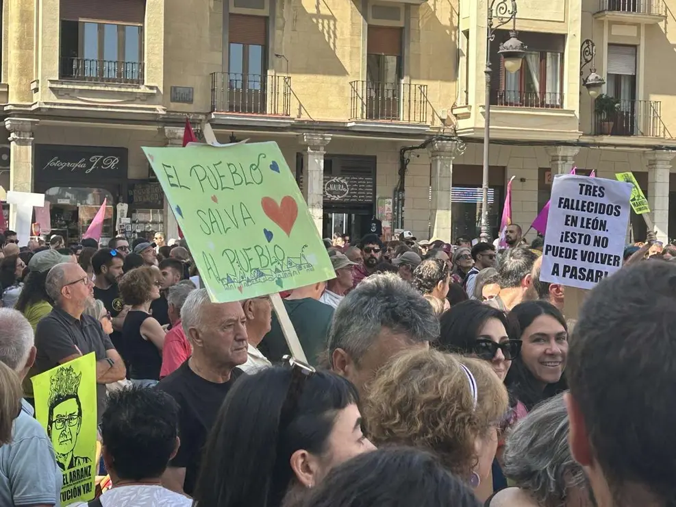 Fotograf&iacute;as de la manifestaci&oacute;n en Le&oacute;n contra la gesti&oacute;n de los incendios. Im&aacute;genes: Hugo Garc&iacute;a Gonz&aacute;lez | Le&oacute;n 24 Horas
