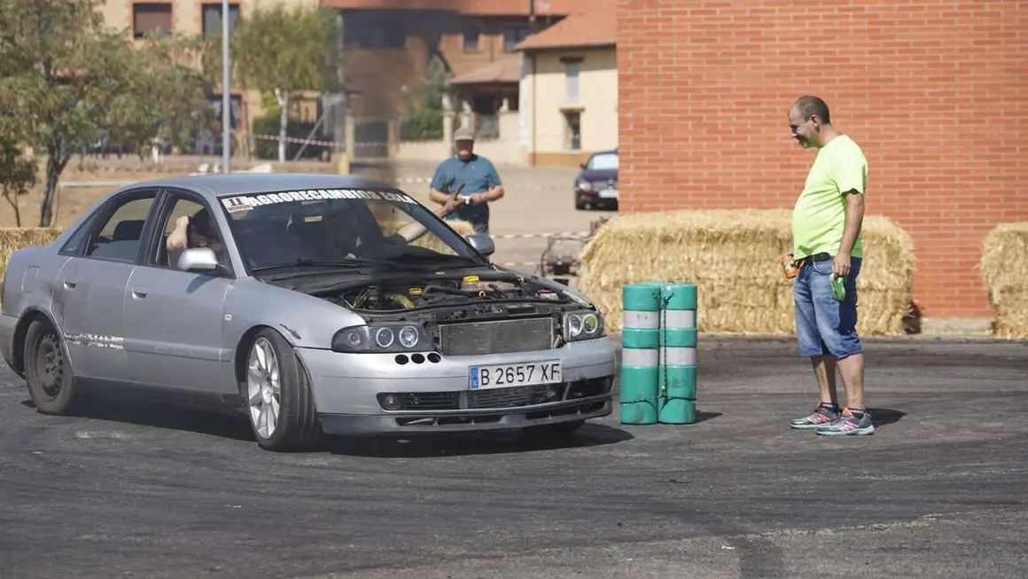 Exhibiciones de drift y ambiente festivo en la tercera edici&oacute;n del Bercianos Motor Show. Fotos: Le&oacute;n 24 Horas