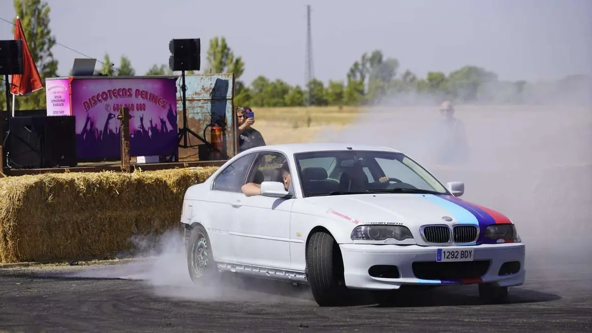 Exhibiciones de drift y ambiente festivo en la tercera edici&oacute;n del Bercianos Motor Show. Fotos: Le&oacute;n 24 Horas