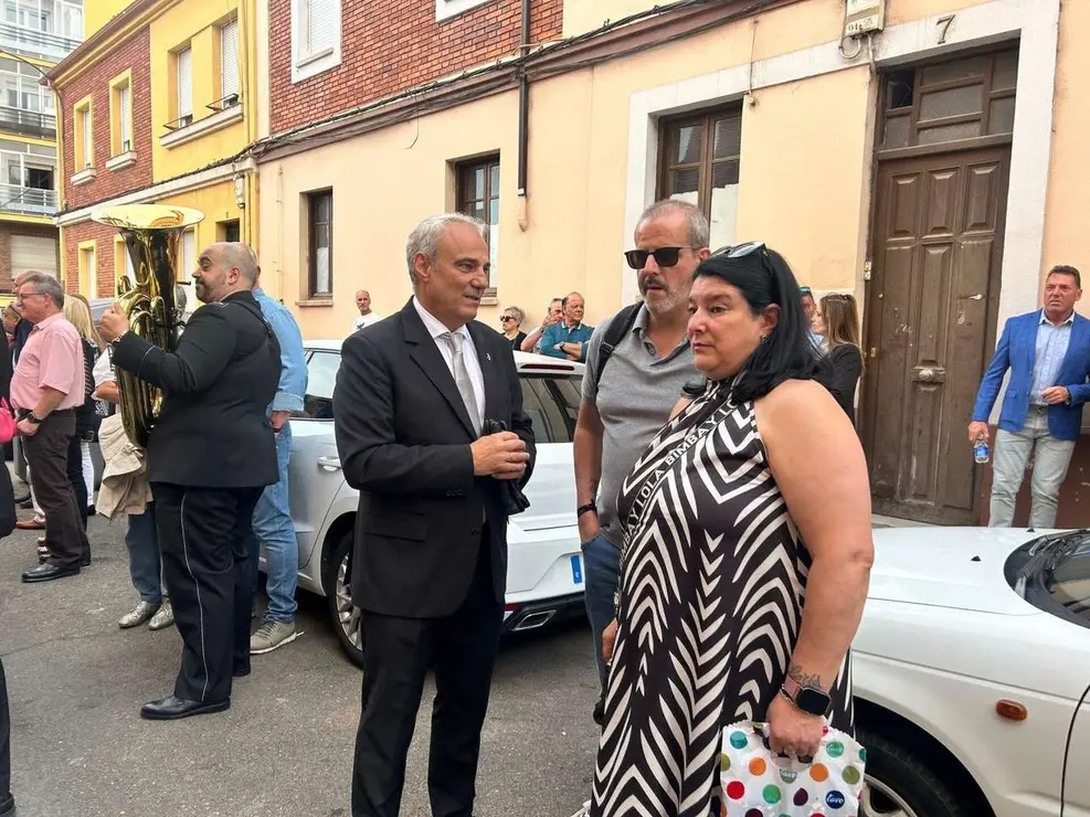 Acto de toma de posesi&oacute;n de M&oacute;nica Urdiales como nueva abadesa de la Cofrad&iacute;a del Cristo del Gran Poder. Le&oacute;n 24 Horas