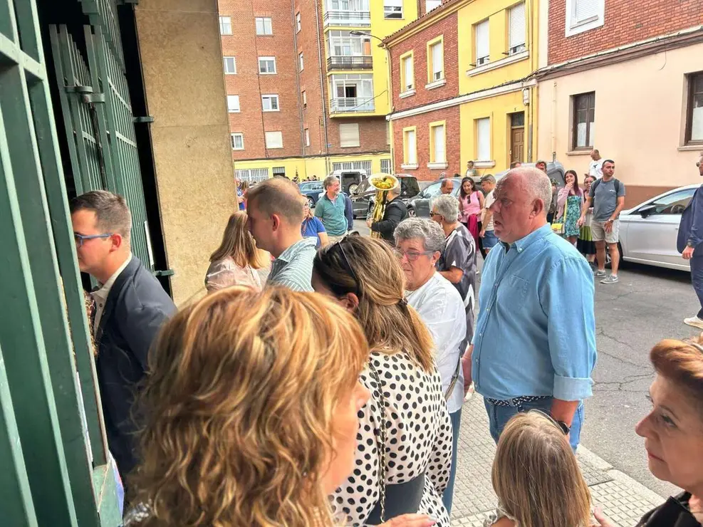 Acto de toma de posesi&oacute;n de M&oacute;nica Urdiales como nueva abadesa de la Cofrad&iacute;a del Cristo del Gran Poder. Le&oacute;n 24 Horas