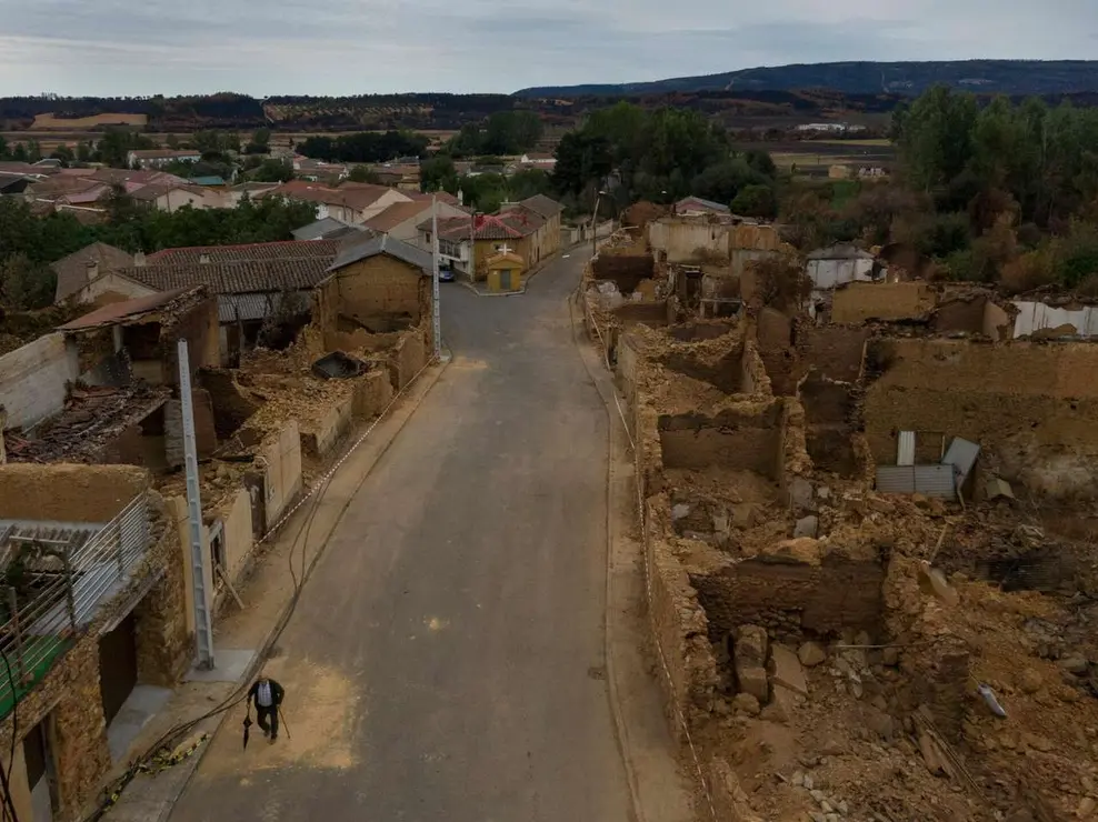 Greenpeace despliega una pancarta gigante con el lema "Cero prevenci&oacute;n + crisis clim&aacute;tica = destrucci&oacute;n" en Palacios de Jamuz (Le&oacute;n). Pablo Blazquez 