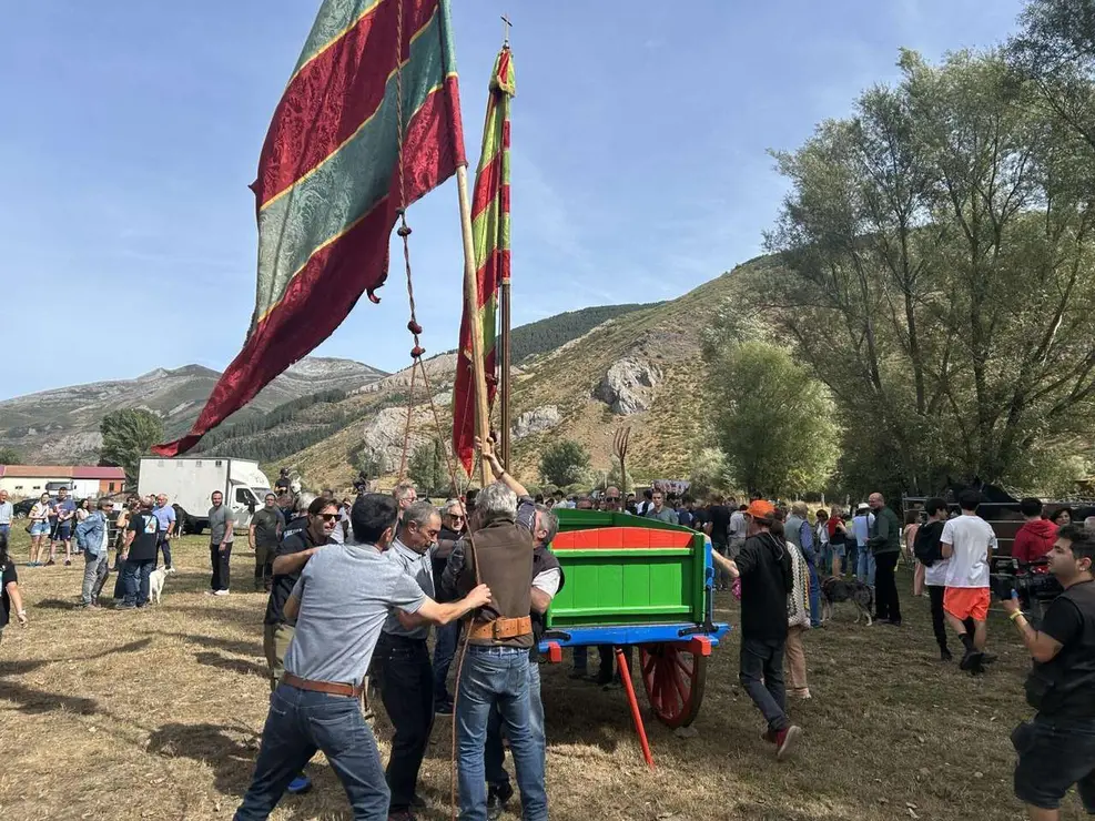 Vecinos y visitantes disfrutaron de la feria ganadera, la ternera asada y los actos del Cristo de Valdelugueros 2025. Le&oacute;n 24 horas.
