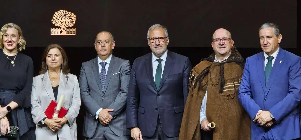 Foto de familia de los premiados y autoridades presentes en la gala celebrada en Ifeza.