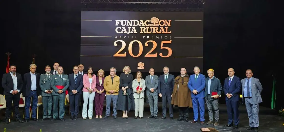 Foto de familia de los premiados y autoridades presentes en la gala celebrada en Ifeza.
