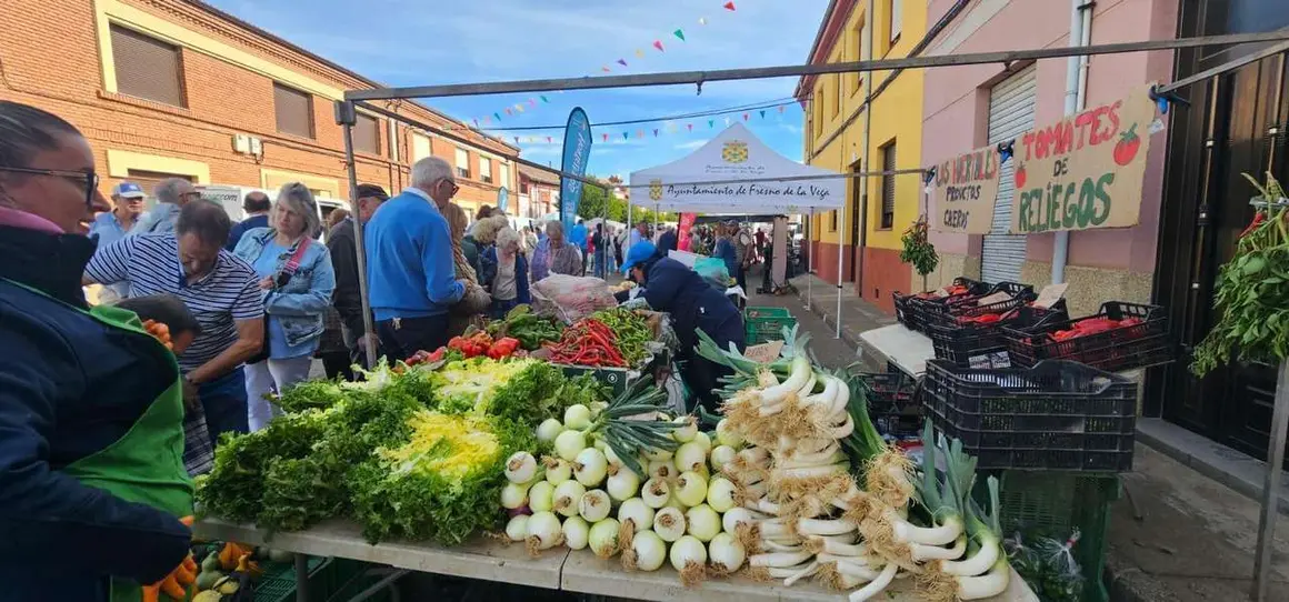 Ambiente en la 40&ordf; Feria del Pimiento Morr&oacute;n de Fresno de la Vega, donde los pimientos y la gastronom&iacute;a fueron protagonistas.