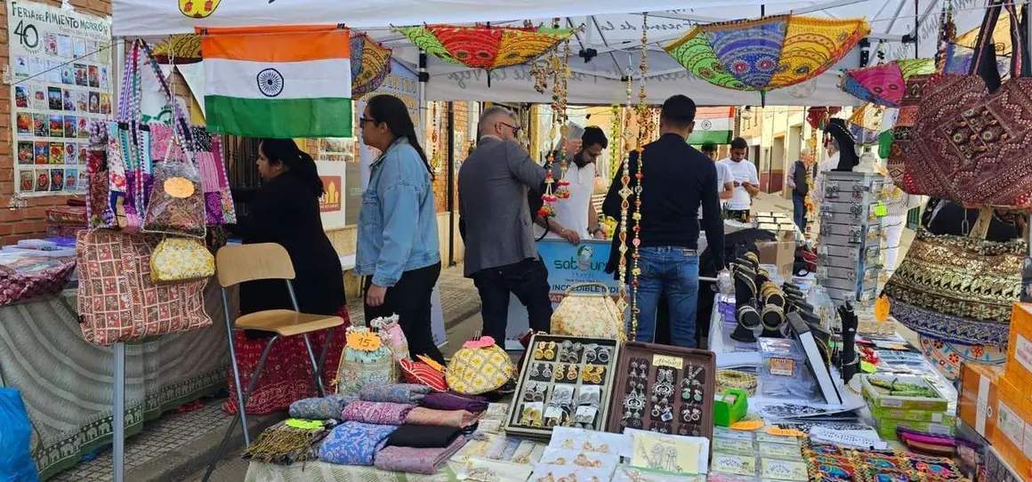 Ambiente en la 40&ordf; Feria del Pimiento Morr&oacute;n de Fresno de la Vega, donde los pimientos y la gastronom&iacute;a fueron protagonistas.