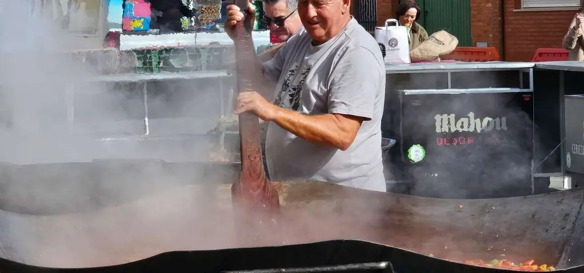 Ambiente en la 40&ordf; Feria del Pimiento Morr&oacute;n de Fresno de la Vega, donde los pimientos y la gastronom&iacute;a fueron protagonistas.