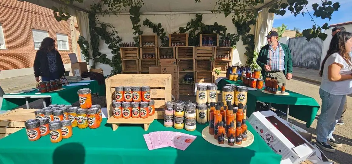 Ambiente en la 40&ordf; Feria del Pimiento Morr&oacute;n de Fresno de la Vega, donde los pimientos y la gastronom&iacute;a fueron protagonistas.