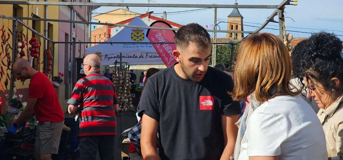 Ambiente en la 40&ordf; Feria del Pimiento Morr&oacute;n de Fresno de la Vega, donde los pimientos y la gastronom&iacute;a fueron protagonistas.