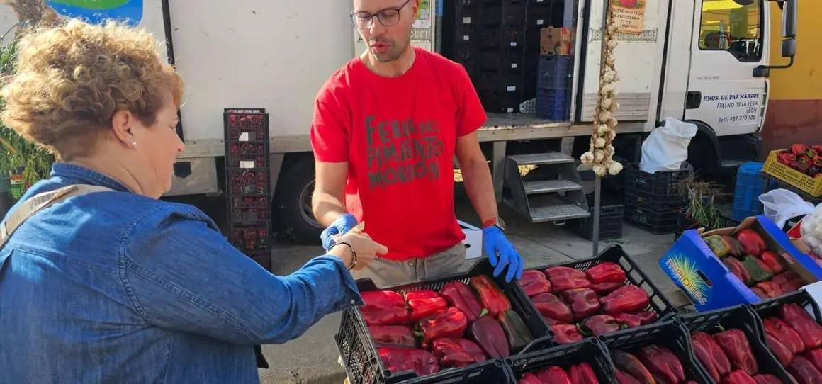 Ambiente en la 40&ordf; Feria del Pimiento Morr&oacute;n de Fresno de la Vega, donde los pimientos y la gastronom&iacute;a fueron protagonistas.