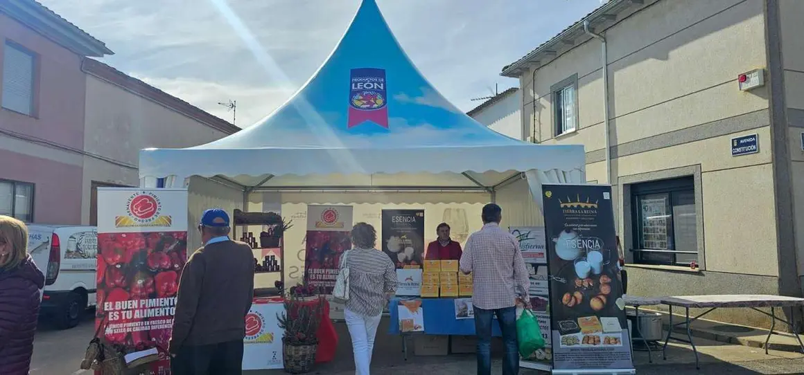 Ambiente en la 40&ordf; Feria del Pimiento Morr&oacute;n de Fresno de la Vega, donde los pimientos y la gastronom&iacute;a fueron protagonistas.