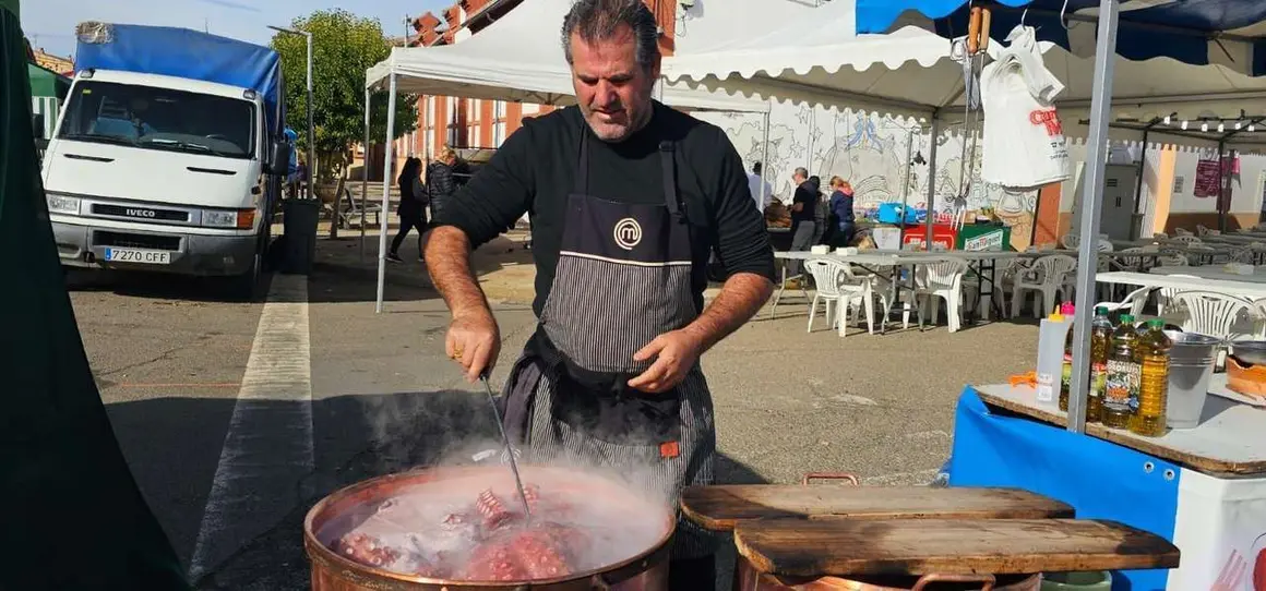 Ambiente en la 40&ordf; Feria del Pimiento Morr&oacute;n de Fresno de la Vega, donde los pimientos y la gastronom&iacute;a fueron protagonistas.