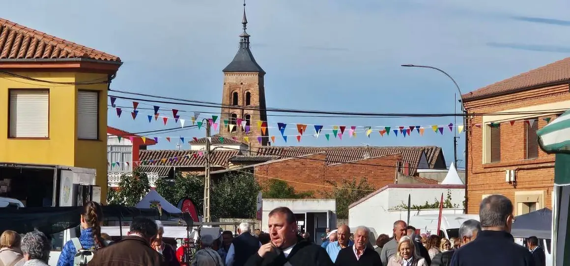 Ambiente en la 40&ordf; Feria del Pimiento Morr&oacute;n de Fresno de la Vega, donde los pimientos y la gastronom&iacute;a fueron protagonistas.