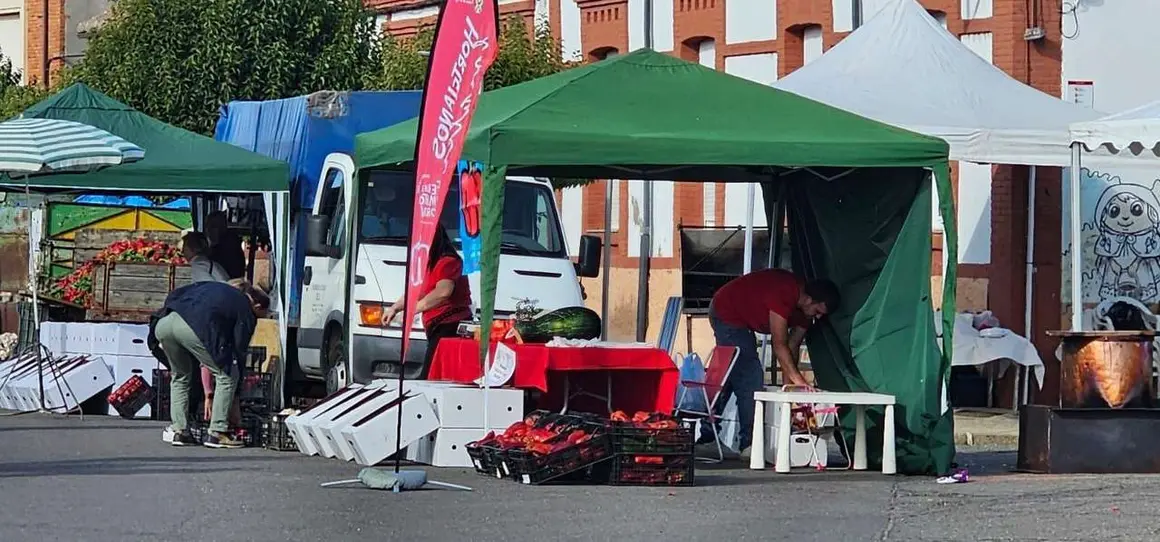Ambiente en la 40&ordf; Feria del Pimiento Morr&oacute;n de Fresno de la Vega, donde los pimientos y la gastronom&iacute;a fueron protagonistas.