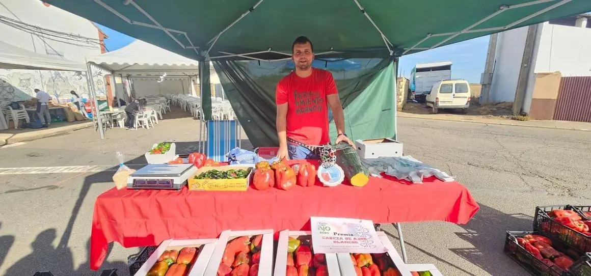 Ambiente en la 40&ordf; Feria del Pimiento Morr&oacute;n de Fresno de la Vega, donde los pimientos y la gastronom&iacute;a fueron protagonistas.