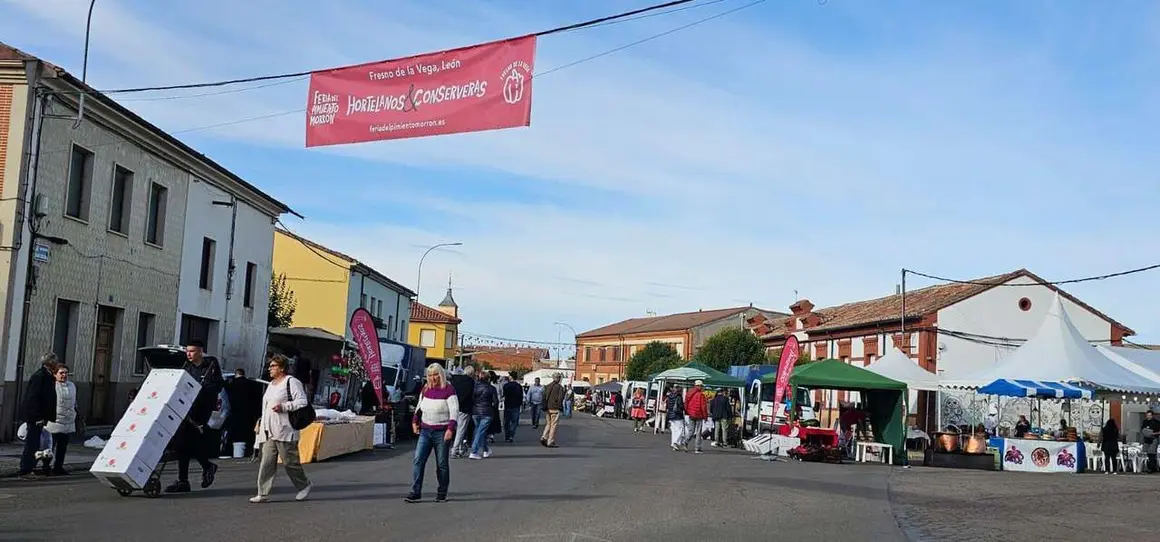 Ambiente en la 40&ordf; Feria del Pimiento Morr&oacute;n de Fresno de la Vega, donde los pimientos y la gastronom&iacute;a fueron protagonistas.