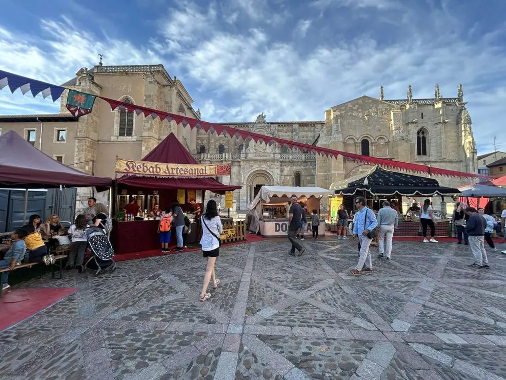 Mercado de las Tres Culturas en Le&oacute;n 2025