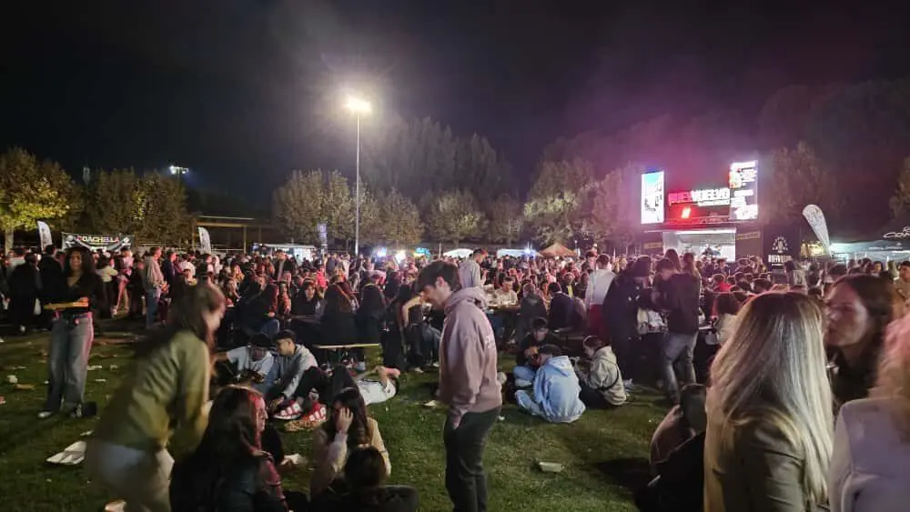 Ambiente en la zona de descanso y food trucks del Festival Monoloco de Le&oacute;n | Le&oacute;n 24 Horas