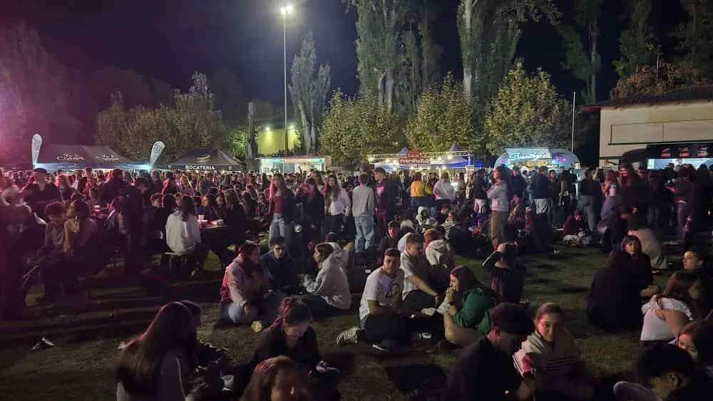 Ambiente en la zona de descanso y food trucks del Festival Monoloco de Le&oacute;n | Le&oacute;n 24 Horas
