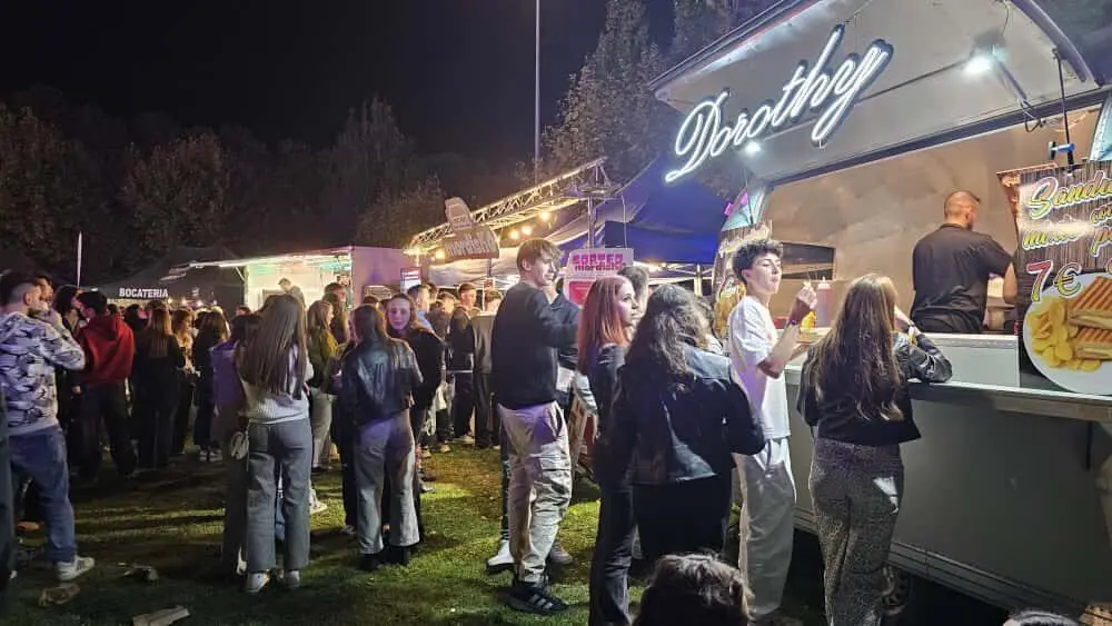 Ambiente en la zona de descanso y food trucks del Festival Monoloco de Le&oacute;n | Le&oacute;n 24 Horas