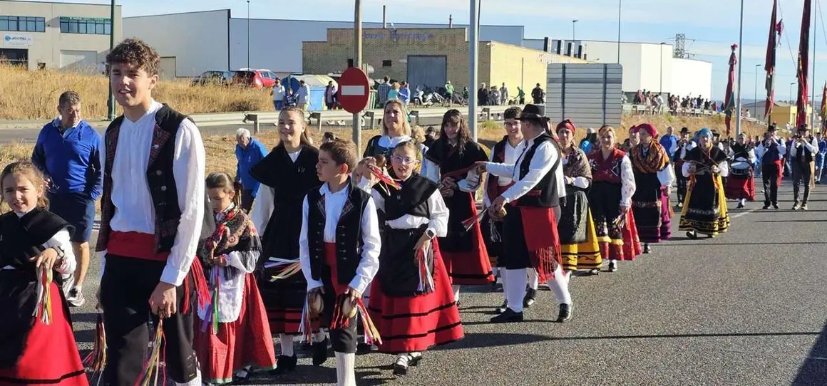 Pendones, carros y romeros participaron un a&ntilde;o m&aacute;s en la romer&iacute;a de San Froil&aacute;n | Le&oacute;n 24 Horas