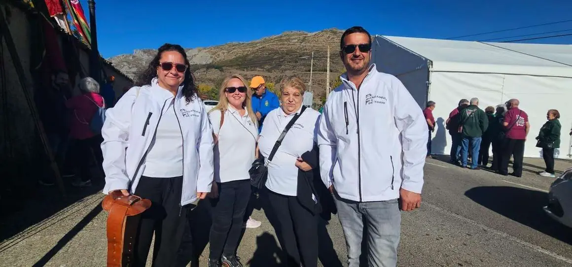 Participantes y visitantes durante la XXV Feria Tradicional de C&aacute;rmenes, que llen&oacute; el municipio de color, m&uacute;sica y tradici&oacute;n. | Le&oacute;n 24 Horas