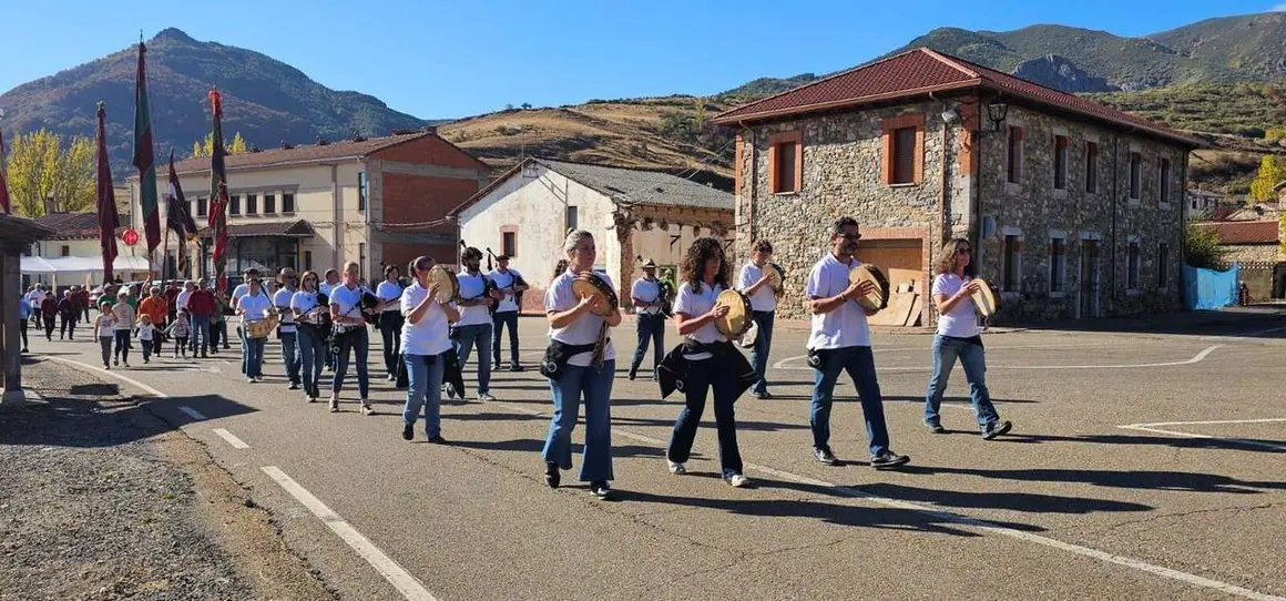 Participantes y visitantes durante la XXV Feria Tradicional de C&aacute;rmenes, que llen&oacute; el municipio de color, m&uacute;sica y tradici&oacute;n. | Le&oacute;n 24 Horas