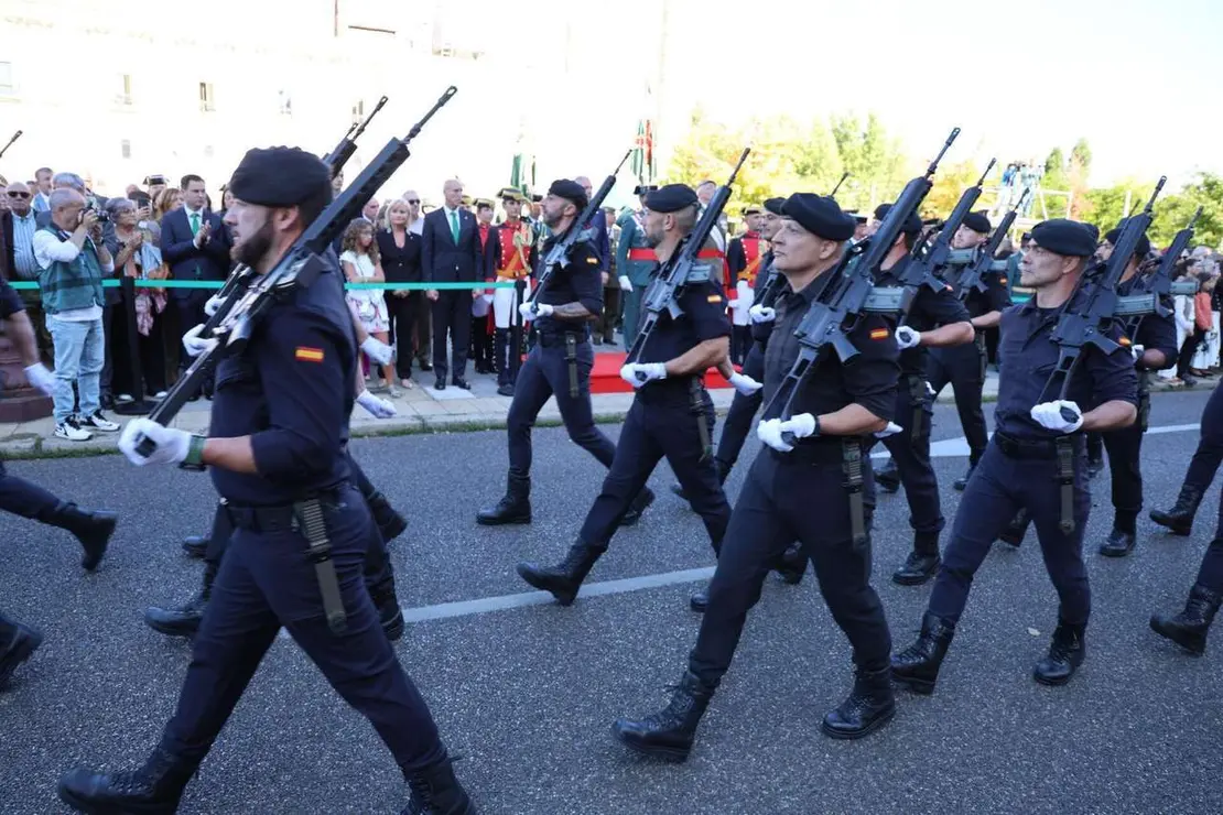 Autoridades y Guardia Civil en el acto del Pilar en San Marcos. | Le&oacute;n 24 Horas. Campillo ICAL
