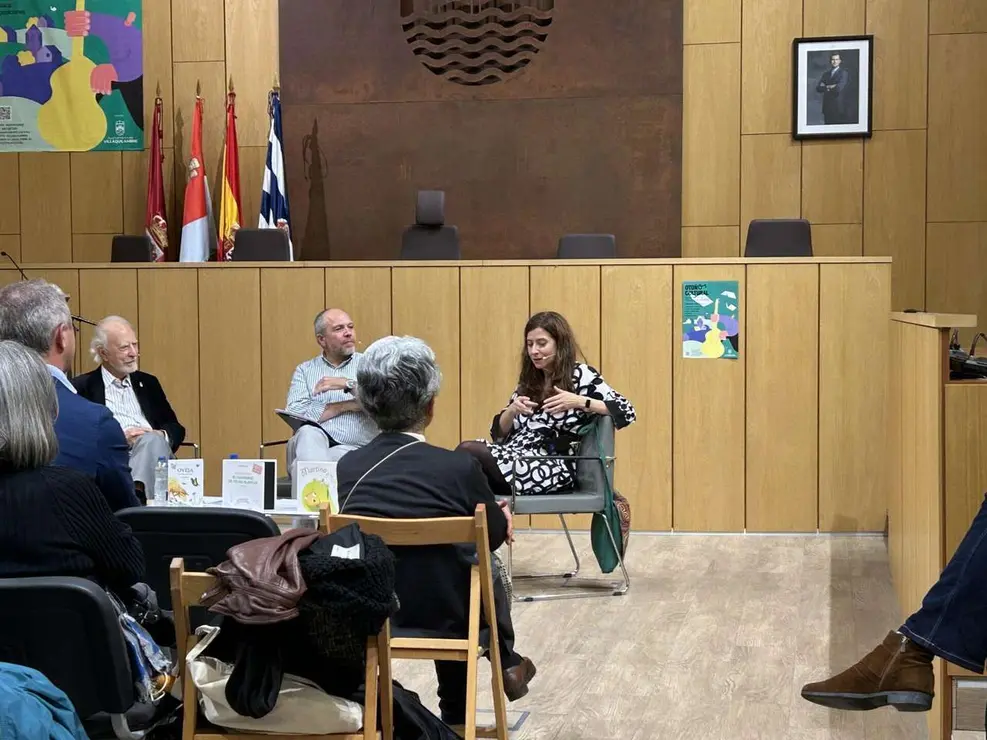 Jos&eacute; Mar&iacute;a y Ana Merino durante el encuentro literario &ldquo;Dos miradas creativas&rdquo;. Le&oacute;n 24 horas.