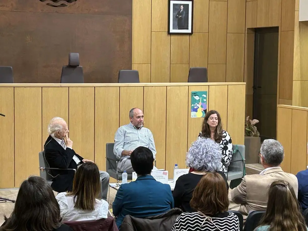 Jos&eacute; Mar&iacute;a y Ana Merino durante el encuentro literario &ldquo;Dos miradas creativas&rdquo;. Le&oacute;n 24 horas.