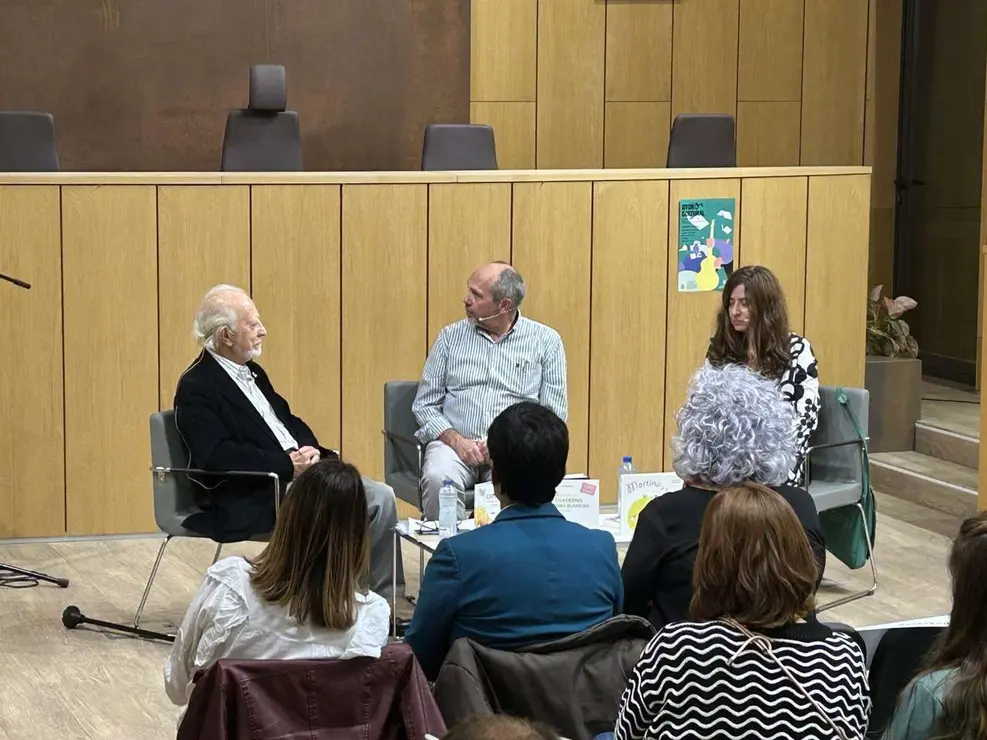 Jos&eacute; Mar&iacute;a y Ana Merino durante el encuentro literario &ldquo;Dos miradas creativas&rdquo;. Le&oacute;n 24 horas.
