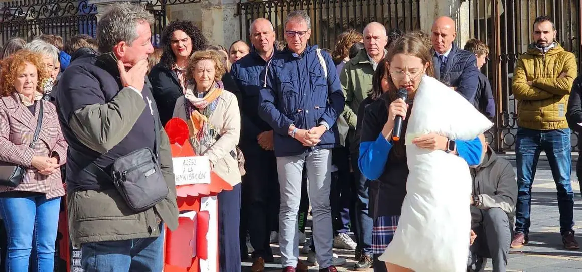 Participantes durante el acto de calle de C&aacute;ritas Le&oacute;n por la campa&ntilde;a &ldquo;Nadie Sin Hogar 2025&rdquo; frente a la Catedral. Foto: Le&oacute;n 24 Horas.