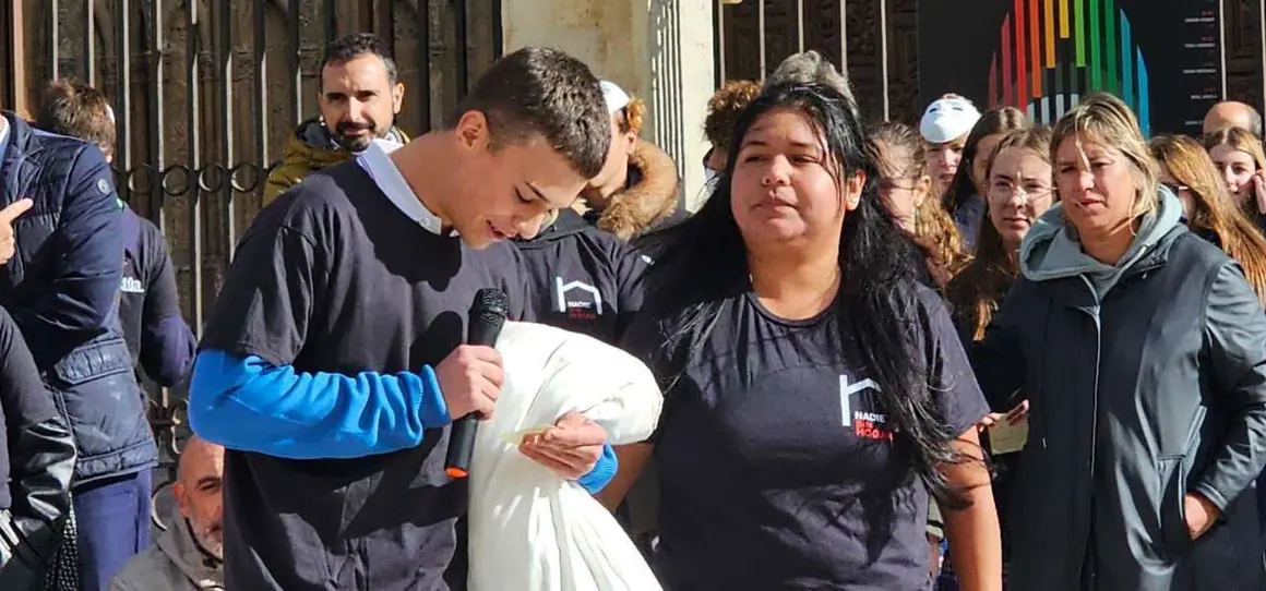 Participantes durante el acto de calle de C&aacute;ritas Le&oacute;n por la campa&ntilde;a &ldquo;Nadie Sin Hogar 2025&rdquo; frente a la Catedral. Foto: Le&oacute;n 24 Horas.