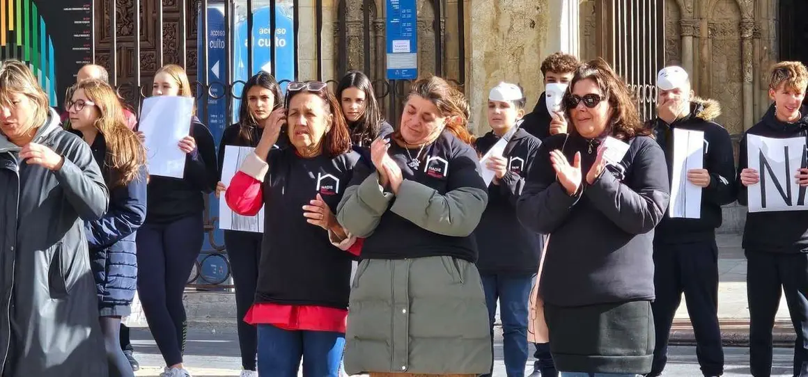 Participantes durante el acto de calle de C&aacute;ritas Le&oacute;n por la campa&ntilde;a &ldquo;Nadie Sin Hogar 2025&rdquo; frente a la Catedral. Foto: Le&oacute;n 24 Horas.