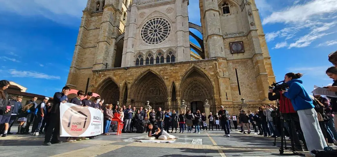 Participantes durante el acto de calle de C&aacute;ritas Le&oacute;n por la campa&ntilde;a &ldquo;Nadie Sin Hogar 2025&rdquo; frente a la Catedral. Foto: Le&oacute;n 24 Horas.