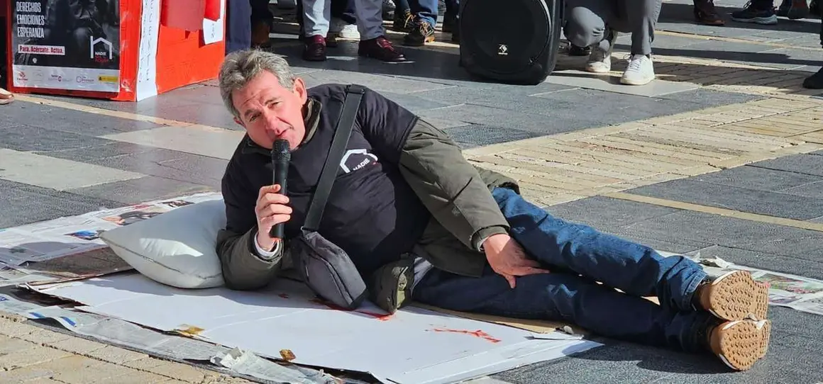 Participantes durante el acto de calle de C&aacute;ritas Le&oacute;n por la campa&ntilde;a &ldquo;Nadie Sin Hogar 2025&rdquo; frente a la Catedral. Foto: Le&oacute;n 24 Horas.