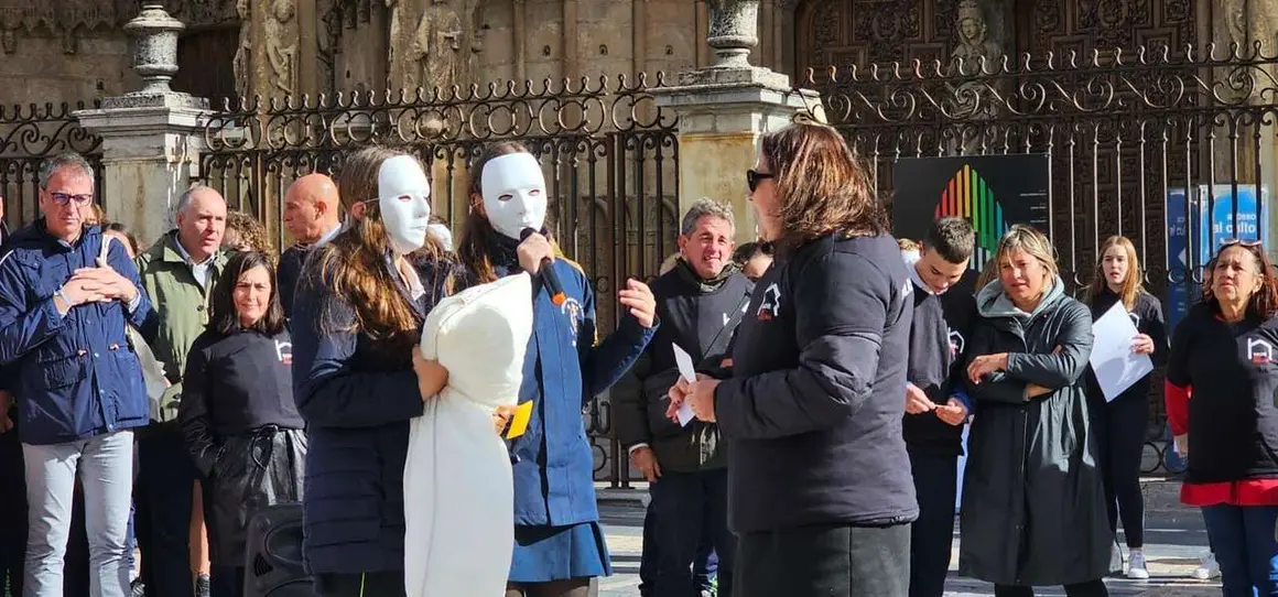 Participantes durante el acto de calle de C&aacute;ritas Le&oacute;n por la campa&ntilde;a &ldquo;Nadie Sin Hogar 2025&rdquo; frente a la Catedral. Foto: Le&oacute;n 24 Horas.