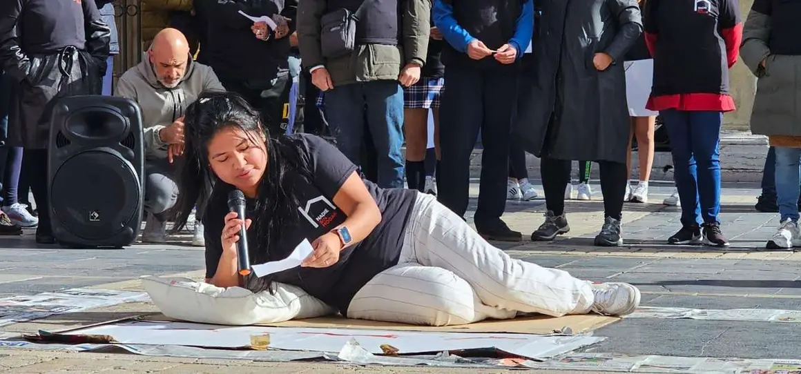 Participantes durante el acto de calle de C&aacute;ritas Le&oacute;n por la campa&ntilde;a &ldquo;Nadie Sin Hogar 2025&rdquo; frente a la Catedral. Foto: Le&oacute;n 24 Horas.