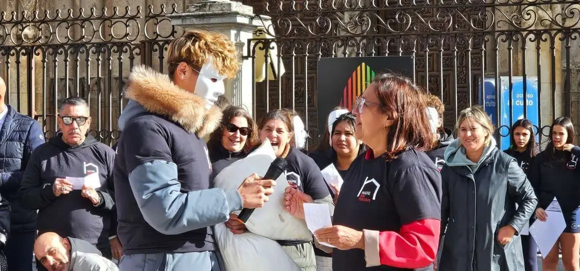 Participantes durante el acto de calle de C&aacute;ritas Le&oacute;n por la campa&ntilde;a &ldquo;Nadie Sin Hogar 2025&rdquo; frente a la Catedral. Foto: Le&oacute;n 24 Horas.