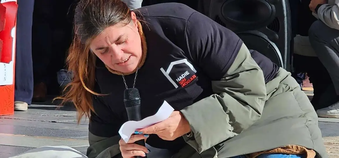 Participantes durante el acto de calle de C&aacute;ritas Le&oacute;n por la campa&ntilde;a &ldquo;Nadie Sin Hogar 2025&rdquo; frente a la Catedral. Foto: Le&oacute;n 24 Horas.