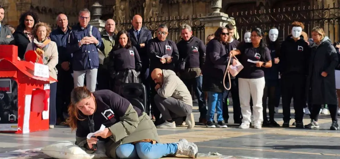 Participantes durante el acto de calle de C&aacute;ritas Le&oacute;n por la campa&ntilde;a &ldquo;Nadie Sin Hogar 2025&rdquo; frente a la Catedral. Foto: Le&oacute;n 24 Horas.