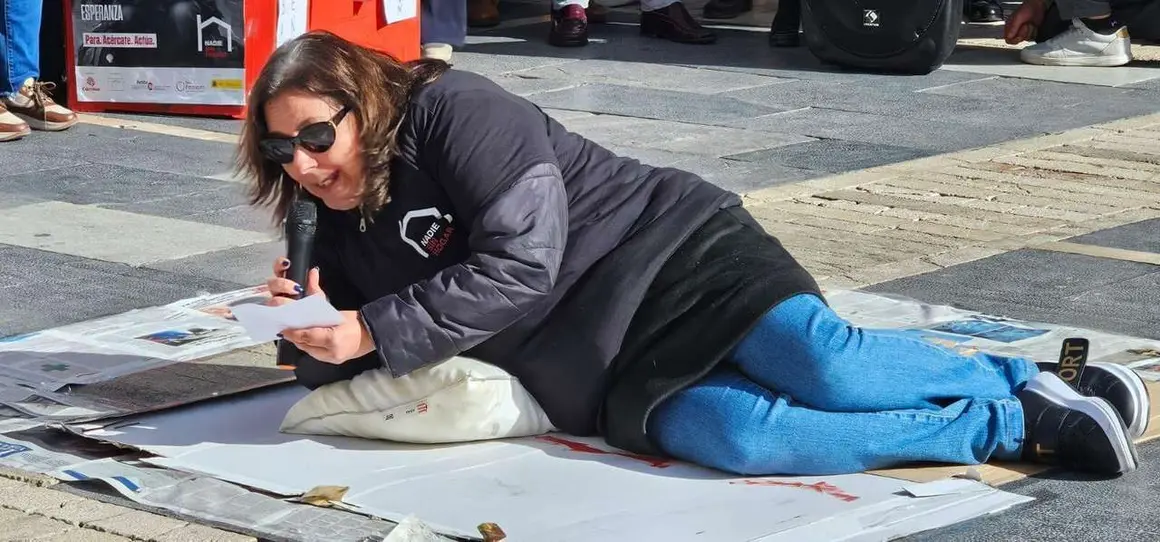 Participantes durante el acto de calle de C&aacute;ritas Le&oacute;n por la campa&ntilde;a &ldquo;Nadie Sin Hogar 2025&rdquo; frente a la Catedral. Foto: Le&oacute;n 24 Horas.