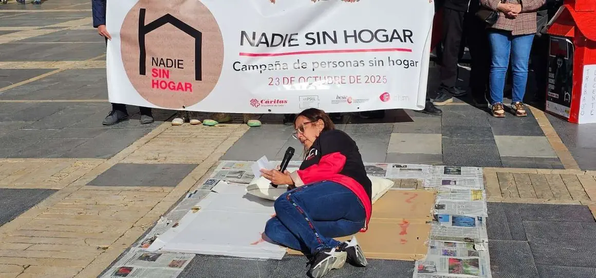 Participantes durante el acto de calle de C&aacute;ritas Le&oacute;n por la campa&ntilde;a &ldquo;Nadie Sin Hogar 2025&rdquo; frente a la Catedral. Foto: Le&oacute;n 24 Horas.