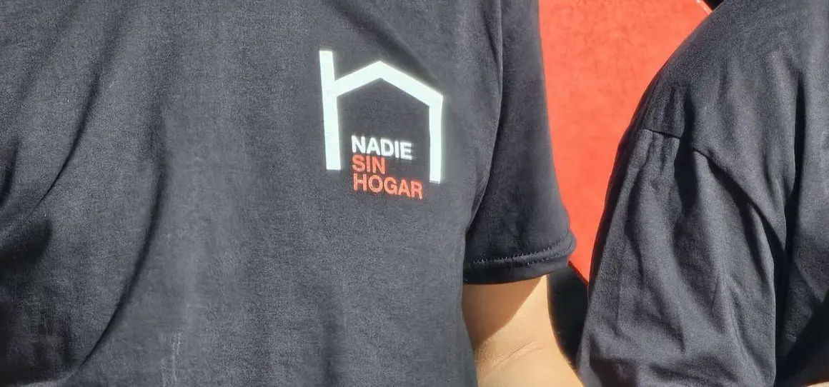 Participantes durante el acto de calle de C&aacute;ritas Le&oacute;n por la campa&ntilde;a &ldquo;Nadie Sin Hogar 2025&rdquo; frente a la Catedral. Foto: Le&oacute;n 24 Horas.