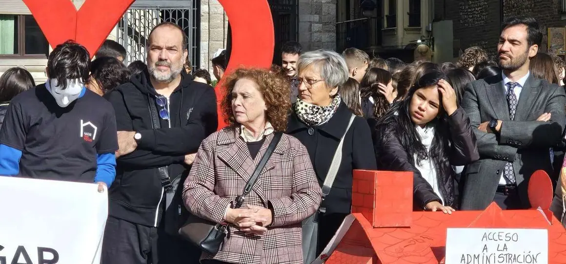 Participantes durante el acto de calle de C&aacute;ritas Le&oacute;n por la campa&ntilde;a &ldquo;Nadie Sin Hogar 2025&rdquo; frente a la Catedral. Foto: Le&oacute;n 24 Horas.