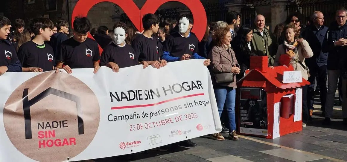 Participantes durante el acto de calle de C&aacute;ritas Le&oacute;n por la campa&ntilde;a &ldquo;Nadie Sin Hogar 2025&rdquo; frente a la Catedral. Foto: Le&oacute;n 24 Horas.